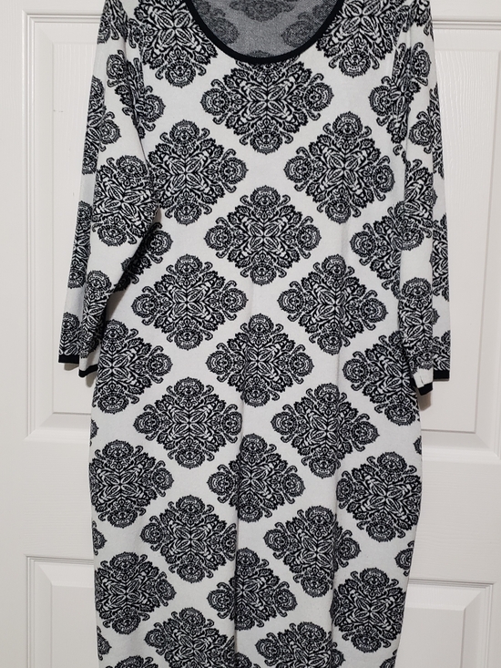 Studio One New York Dresses & Skirts - Studio One Black & White Long Sleeve Printed Shift Sweater Dress